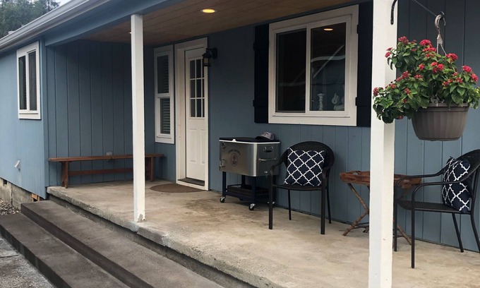 Murphy House | Experience Applegate Valley Home on Vineyard - Rated 10/10