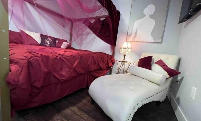 Appleton Apartment | Inviting Appleton Speakeasy with Garage and Breakfast Options