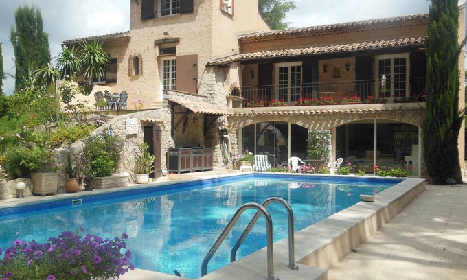 Les Baraques Apartment | Pet-Friendly 150m2 Apartment in Upper House for Families