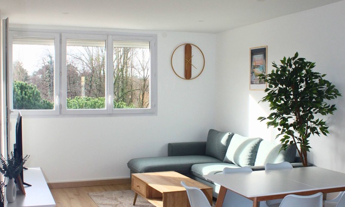 Merignac Apartment | Modern Apartment with Hot Tub, Perfectly Located in Mérignac