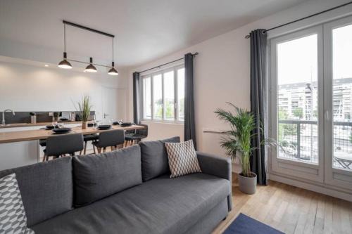 Saint-Jean Apartment | Visit APPT VUE SUR LE PORT DE CAEN - Central City Retreat