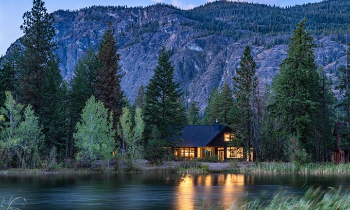 Mazama Cabin | Elegant Après Cabin | Designer Retreat with Lake Views