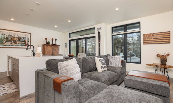 Silverthorne Condo | Inviting Après Shores Condo: Premier Riverfront Escape