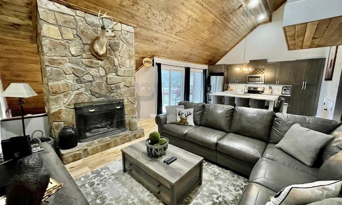 Beech Mountain Apartment | Perfect Family Getaway at Apres’ Chalet - Pet Friendly!