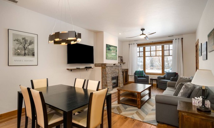 Old Town Condo | Pet-Friendly Aprés on Yampa: Modern Downtown Retreat