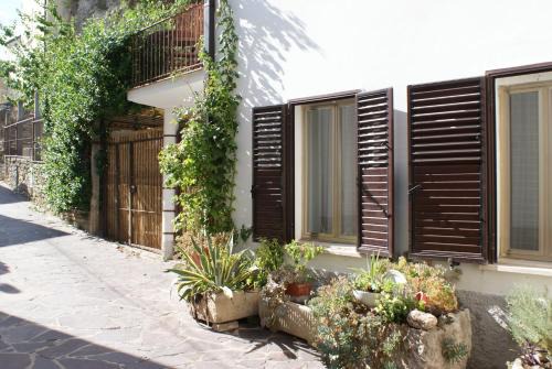 Roccascalegna House | Family-Friendly Apricot House with Outstanding 9.2 Rating