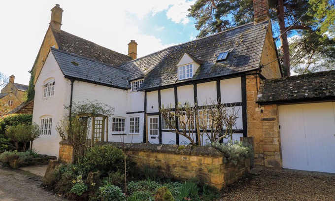 Chipping Campden Cottage | APRIL COTTAGE, pet friendly in Mickleton, Gloucestershire