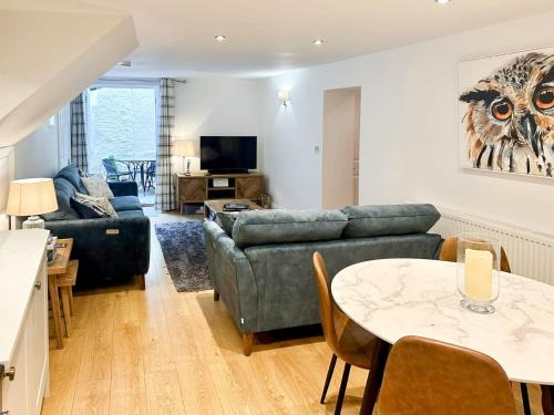 Dartmouth House | Pet-Friendly April Cottage: Guest Rated 10/10 for Families