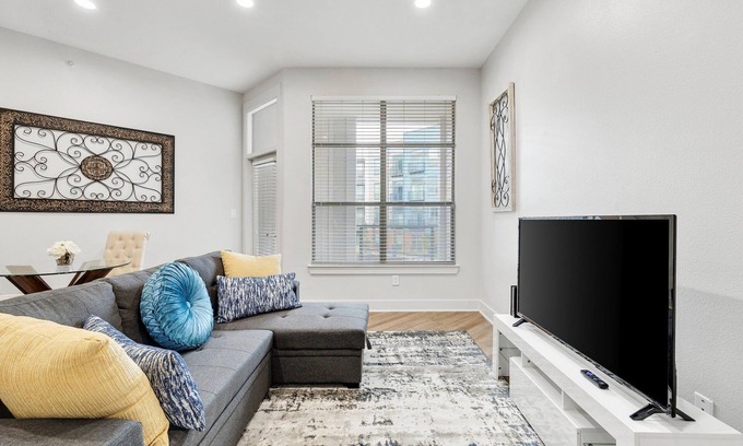 Deep Ellum Apartment | Your Perfect Stay Awaits with No Cleaning Fees!