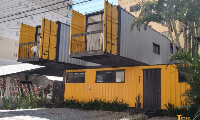 Castelo Branco House | Stylish Mini Aps em Container at Meia Praia - Tetto 148