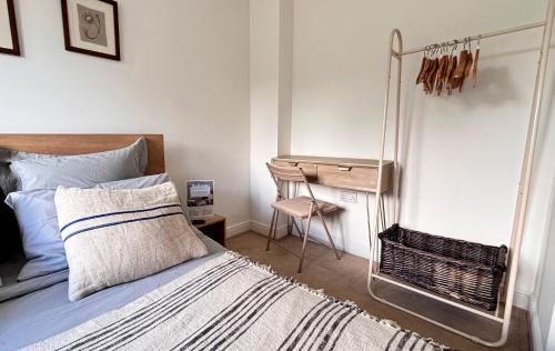 Hemel Hempstead House | Cozy Apsley Guest Rooms with Kitchen Amenities Await You