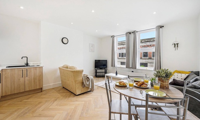 Trafford Apartment | Modern Apartment Near Causeway with Gourmet Breakfast