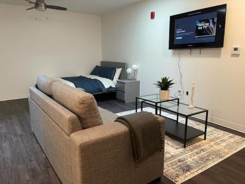Leavenworth Apartment | Cozy Apt 255: Sleek Getaway Minutes from Ft Leavenworth