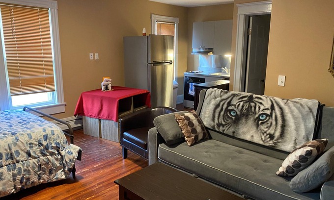 Hydeville Apartment | Discover Apt 2A at Lake Bomoseen Inn with Boat Slip
