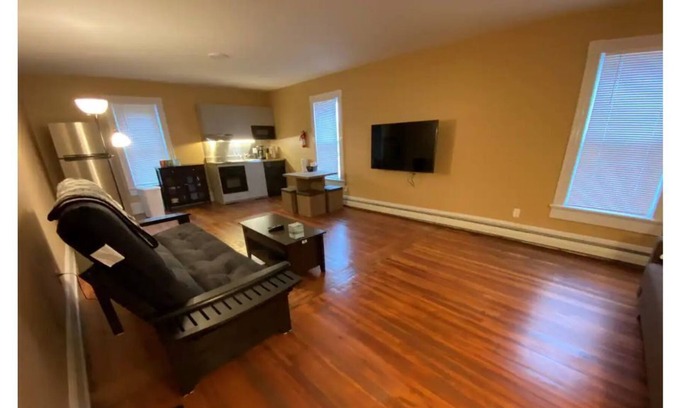Hydeville Apartment | Cozy Apt 2C at Lake Bomoseen Inn with Boat Slip Access