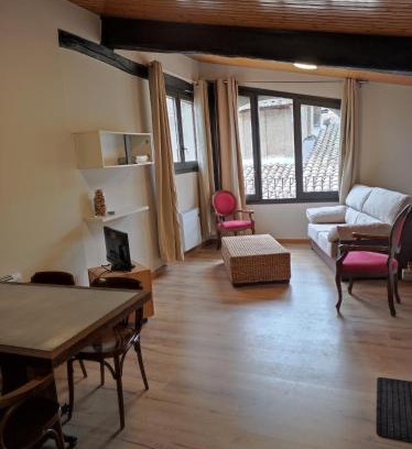 Vic Apartment | Cozy Attic Apartment in the Heart of Vic - Family Friendly