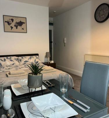 Seisdon Apartment | Private Studio Retreat in Moseley, Birmingham with Breakfast