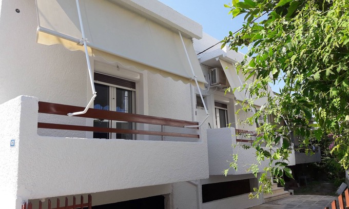 Amarinthos Apartment | Beachside Retreat in Amarynthos with Pool and Ocean Views