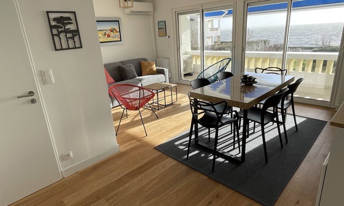 Pontaillac Apartment | Oceanfront Apartment with Air Conditioning & Tennis Court