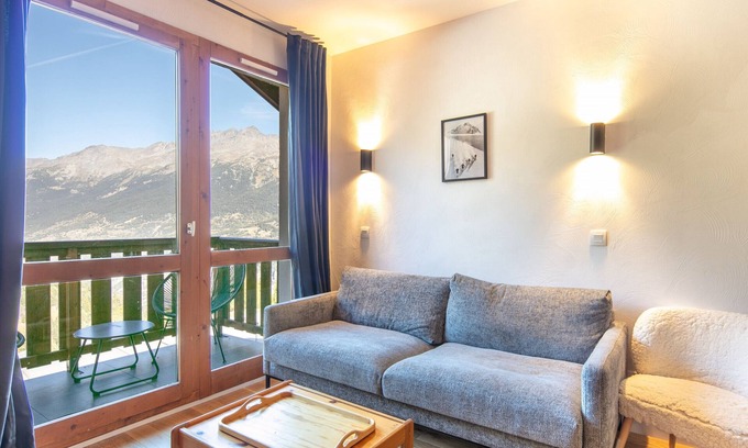 Valfrejus Apartment | Cozy Apartment for 4 with Balcony Near Ski Runs