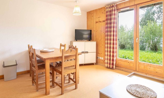 Saint-Sorlin-d'Arves Apartment | Mountain View Apartment with Heated Pool for 5 Guests