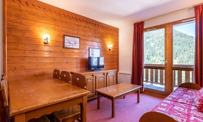 Valfrejus Apartment | Cozy Apartment for 6 with Balcony Near Ski Runs