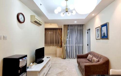 East Kuningan Apartment | Cozy Apt Bellagio 2 BR: Wi-Fi, Pool & Netflix Access