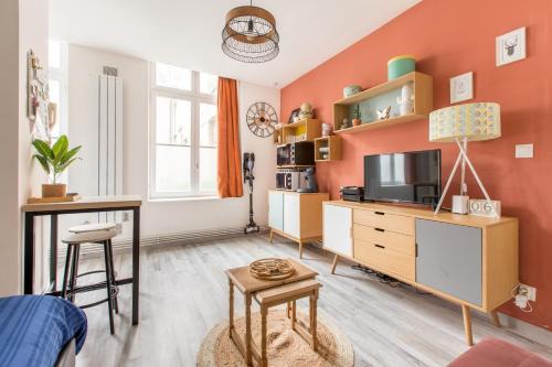 Cambrai Apartment | Prime Apt Bohème: Pet-Friendly Stay in City Center
