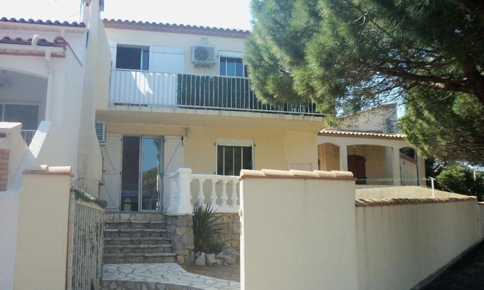 Saint-Pierre-la-Mer Apartment | Cozy Oceanfront T3 at Saint Pierre La Mer with Private Parking