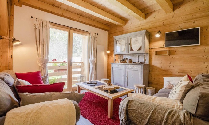 Les Alberts House | Discover Apt Elise: Pet-Friendly Retreat in Claree Valley