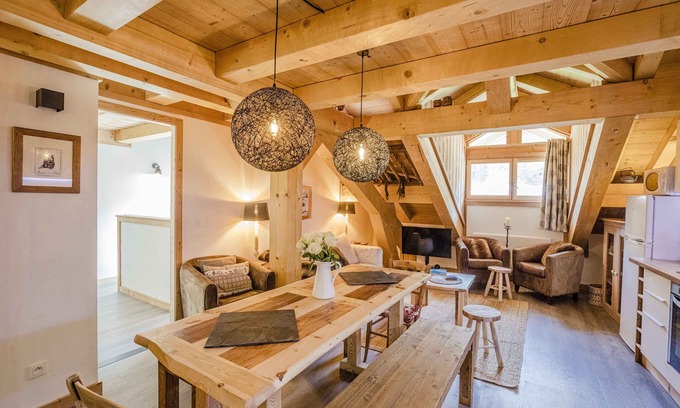Les Alberts House | Discover Apt Ella: Family-Friendly Duplex with Spa & Views