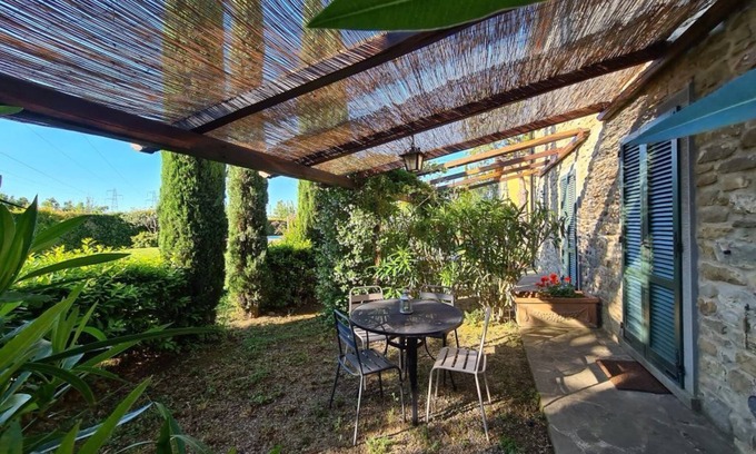 Camucia House | Relaxing Getaway in 19th Century Farmhouse with Pool
