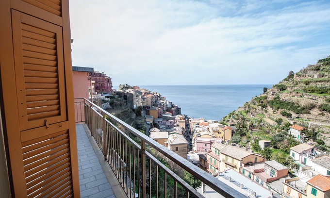 Manarola Apartment | Apt La Vela by Arbaspàa, with sea view terrace in Manarola