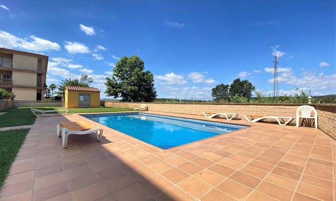 Bon Relax Apartment | Relax at Apt Laia: Pool, A/C & Convenient Parking