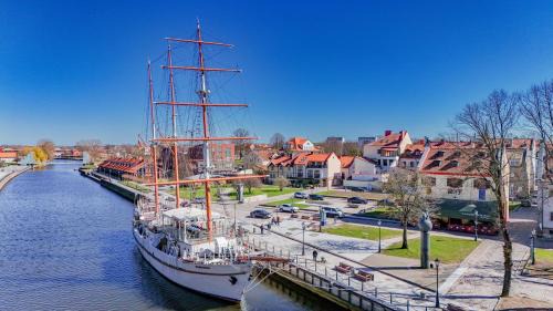 Old Town Apartment | Pet-Friendly MarinaSide Woodland Apt with Hot Tub Access