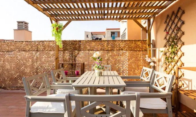 Sant Adria de Besos Apartment | Convenient Apt.p/5: 15 min to Barcelona & Beaches with Terrace