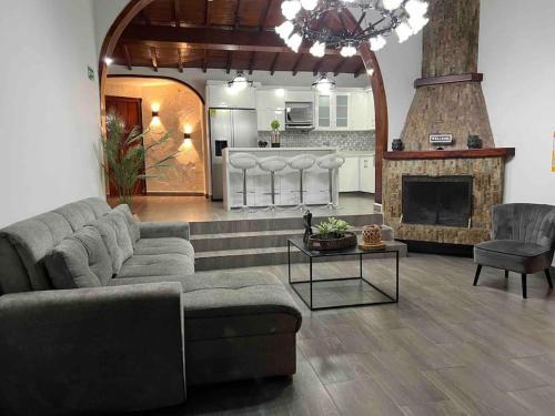 El Tesoro Villa | Relax at Palos Altos: 4-Star Family & Pet-Friendly Retreat