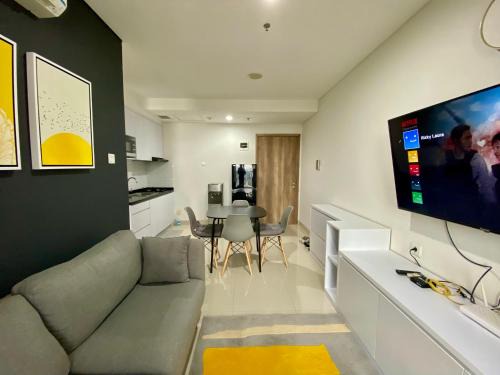 Ragunan Apartment | Apt Pejaten Park Residence 1 BR Dewa with Pool & Netflix by Damaresa