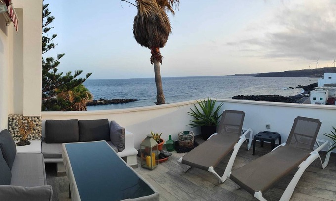 Arico Apartment | Ocean View Apartment at Las Eras Beach - Rated 10/10