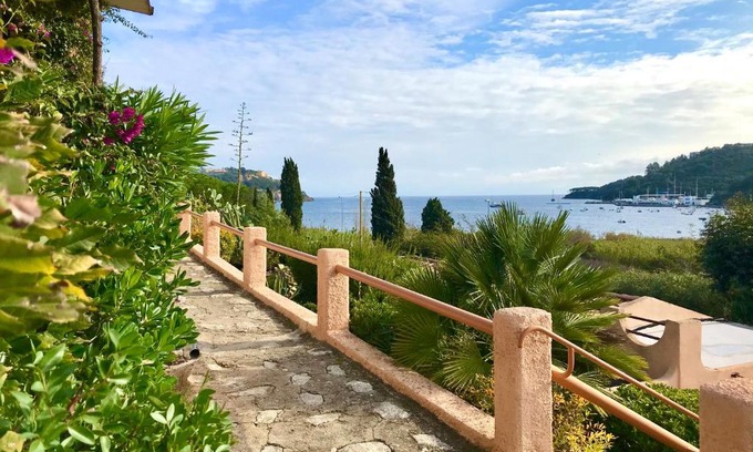 Mola House | Oceanfront Apt. Portolano with Pet-Friendly Amenities
