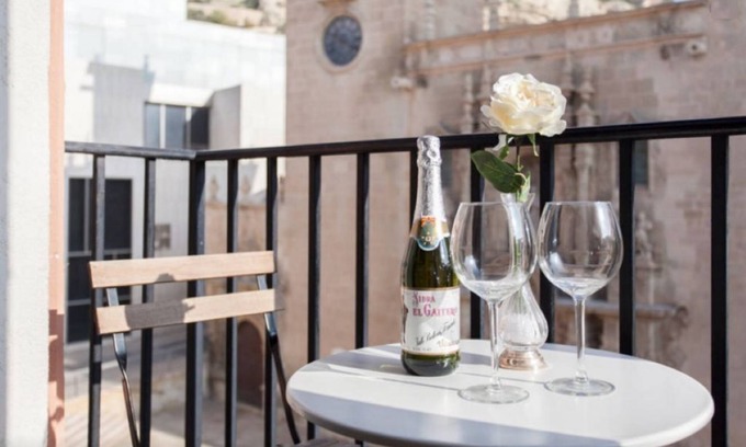 Alicante City Centre Apartment | Cozy Apt. Santa in Old Town: Steps from the Beach