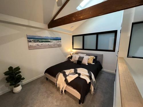 Devonport Apartment | Cozy Apt with Aircon & Loft Bedroom in Prime Location