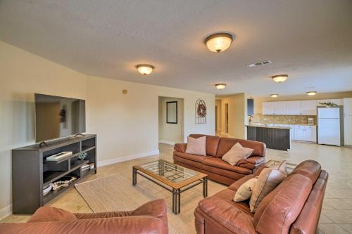 Clear Lake Shores Apartment | Cozy Apt with Balconies Near Kemah Boardwalk