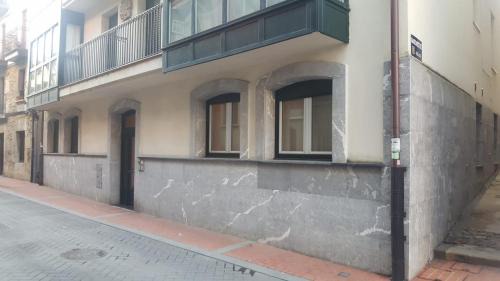 Mundaka Apartment | Pet-Friendly Retreat in Mundaka - Guest Rated 8.4/10