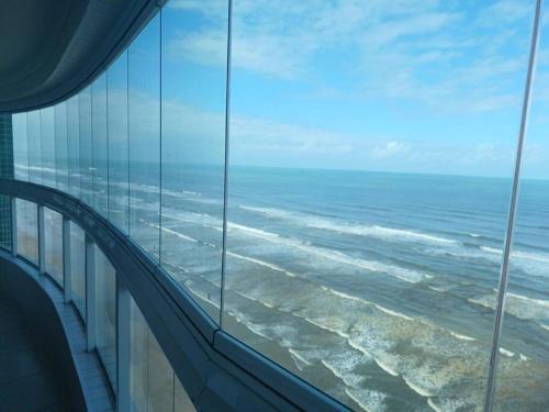 Centro Apartment | Oceanfront Retreat in Mongaguá with Private Beach Access
