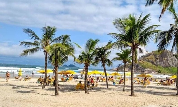 Vila Julia Apartment | Cozy Apartment Near Praia da Enseada with Wi-Fi & More