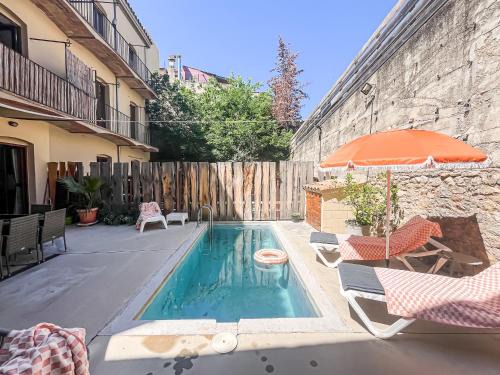Barri Vell Apartment | Poolside Retreat in the Heart of Historic Old Town