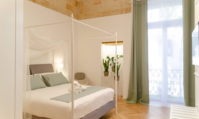 Brindisi Histotic Center Apartment | San Lorenzo Apartment with Spa & Hot Tub Amenities