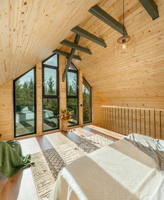 Calatele Villa | Inviting Duo Cabin: 4-Star Retreat with Private Pool & Hot Tub