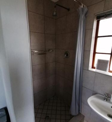 Nkonkobe House | Budget-Friendly Aqua Farm Guesthouse with Hot Tub Access